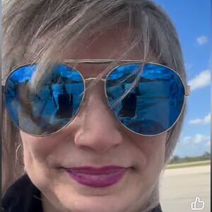 Marc Jacobs Aviator Sunglasses – Timeless & Stylish Unisex Design